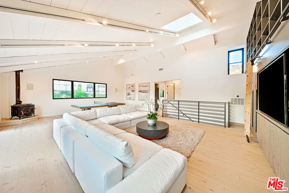 9038 MEREDITH PLACE Beverly Hills, CA 90210