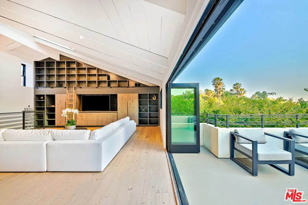 9038 MEREDITH PLACE Beverly Hills, CA 90210