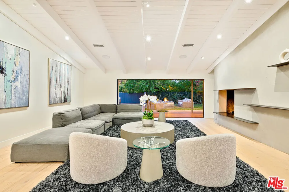 9038 MEREDITH PLACE Beverly Hills, CA 90210