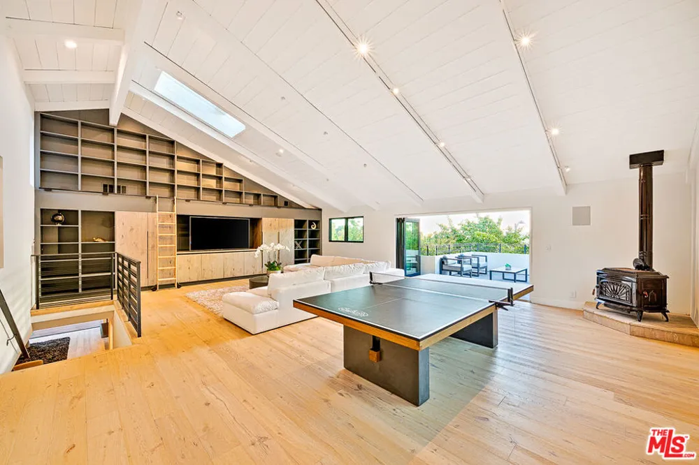 9038 MEREDITH PLACE Beverly Hills, CA 90210
