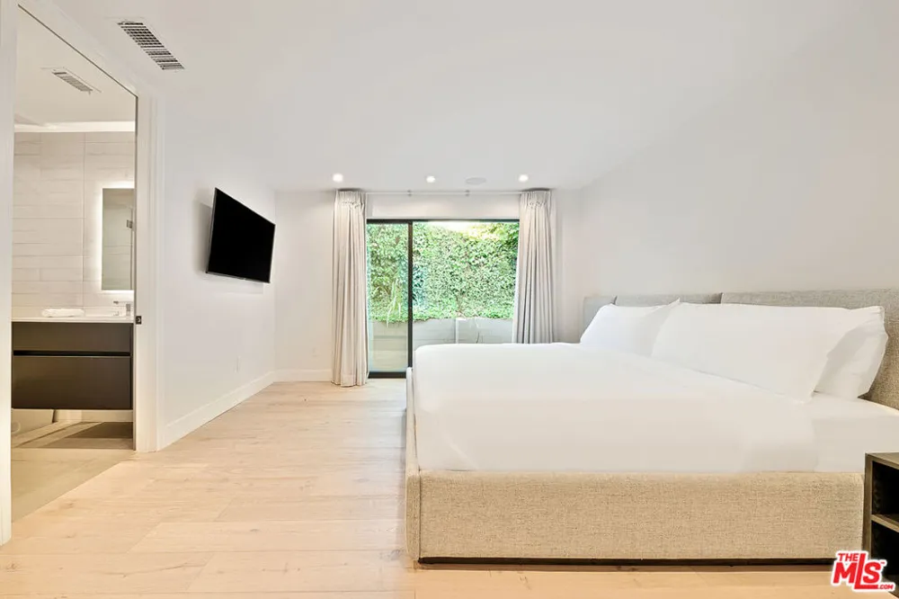 9038 MEREDITH PLACE Beverly Hills, CA 90210