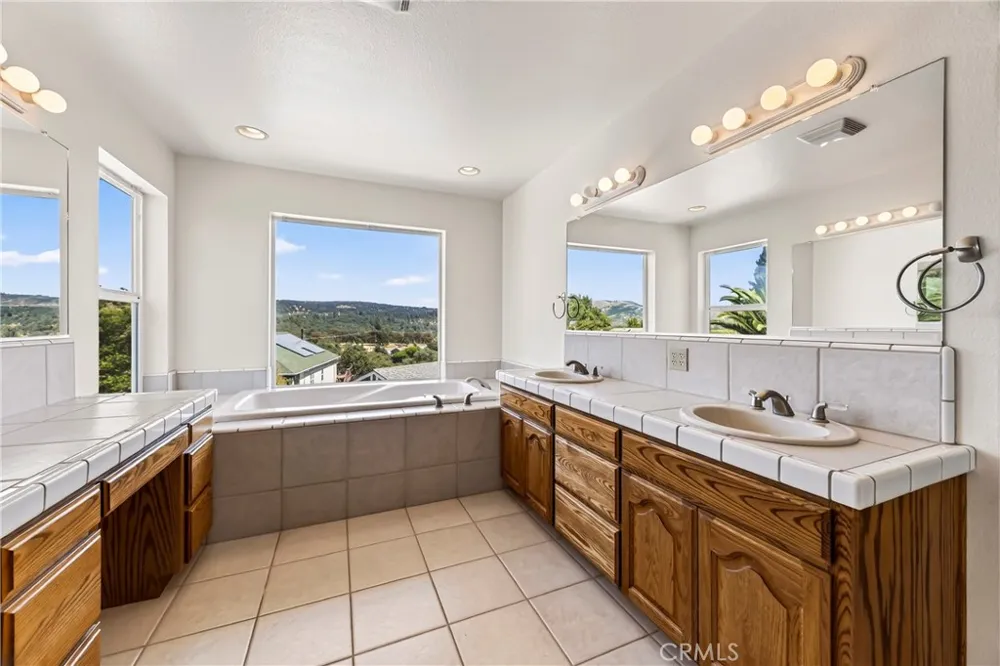 26 Regal Way Oroville, CA 95966
