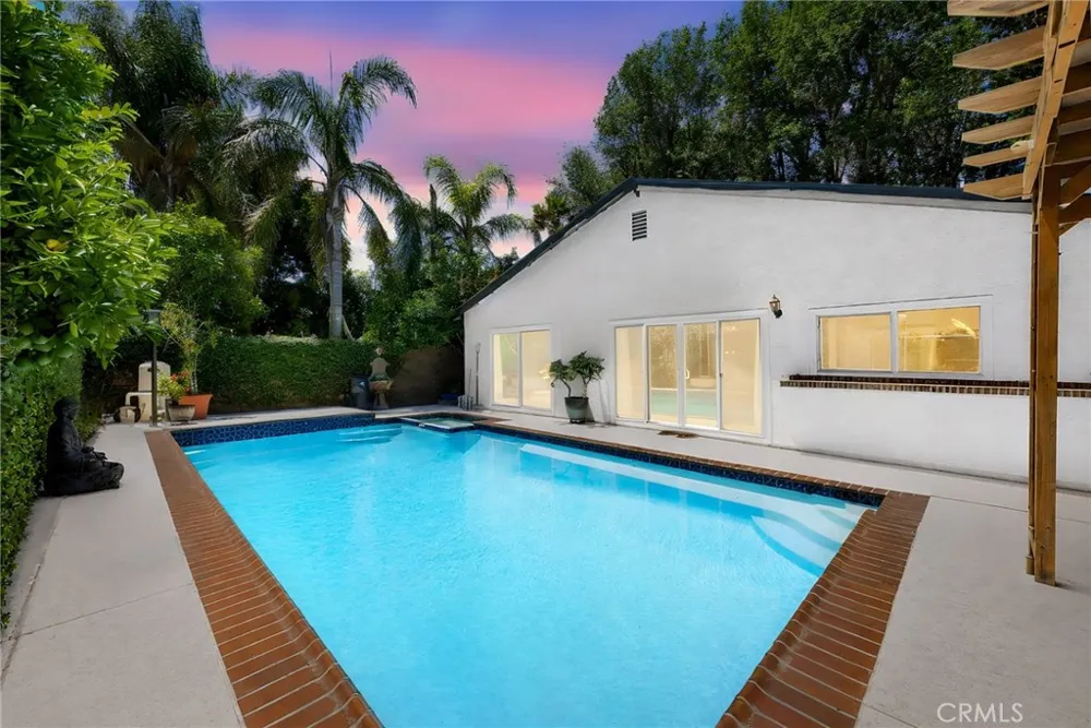 8012 Comanche Winnetka, CA 91306