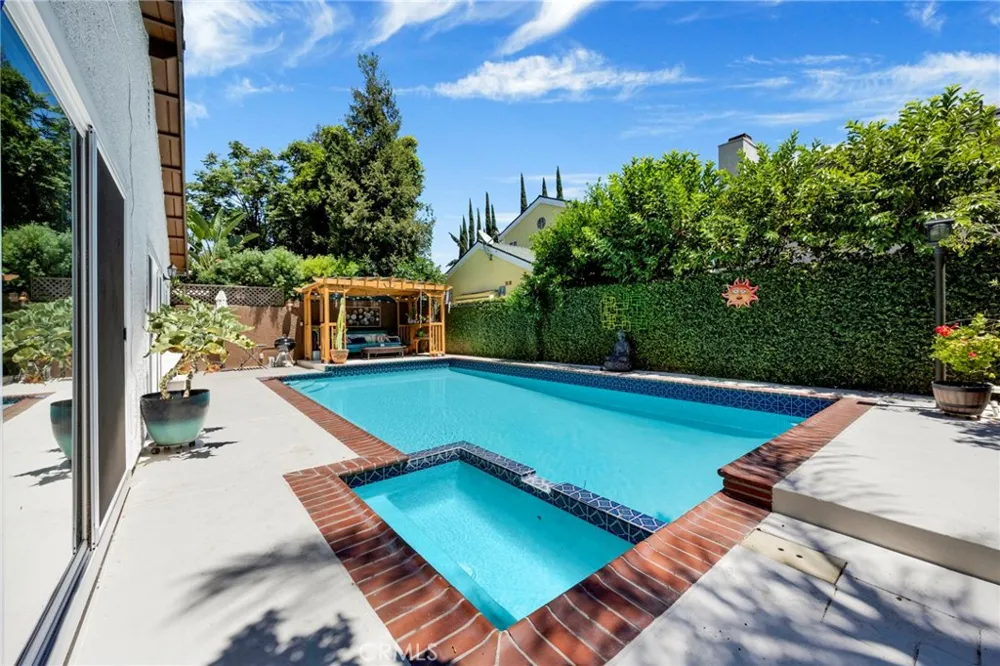 8012 Comanche Winnetka, CA 91306