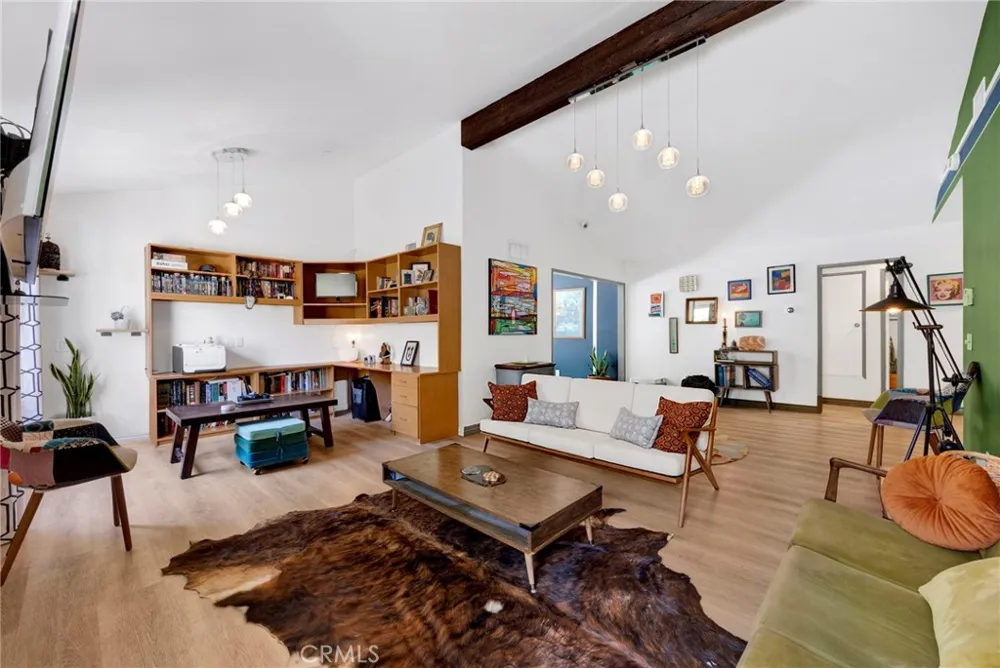 8012 Comanche Winnetka, CA 91306