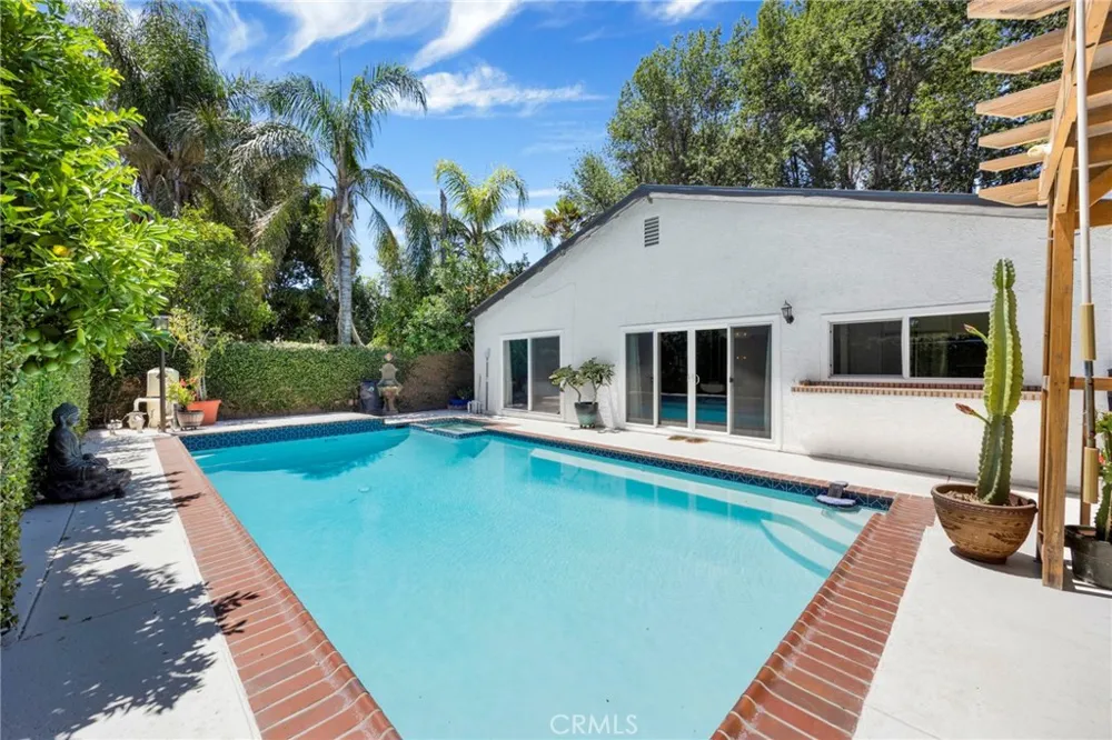 8012 Comanche Winnetka, CA 91306