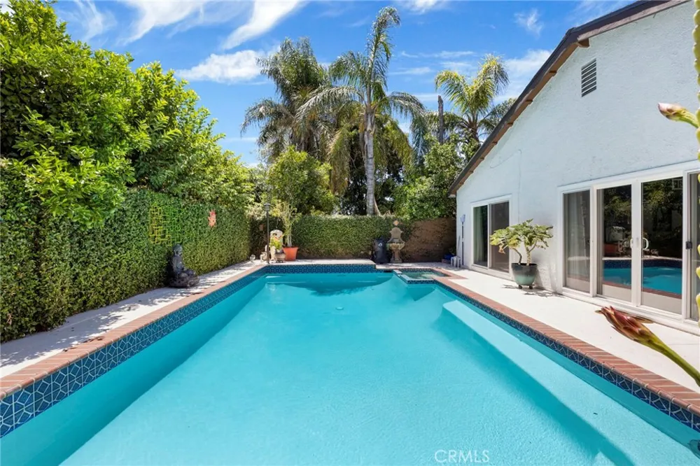 8012 Comanche Winnetka, CA 91306