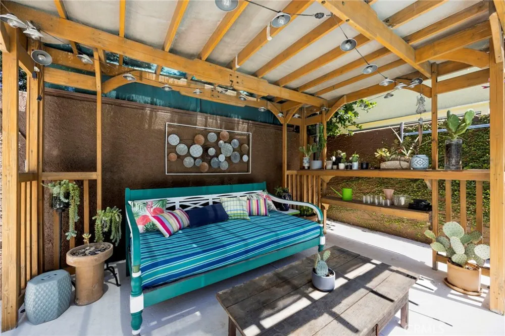8012 Comanche Winnetka, CA 91306