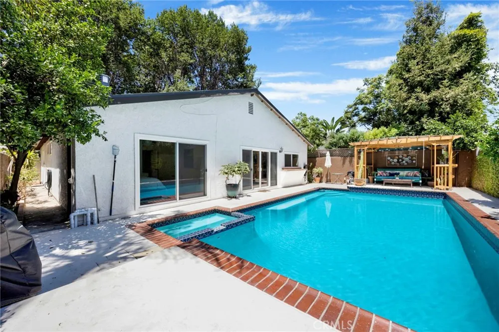 8012 Comanche Winnetka, CA 91306