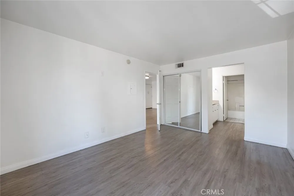 5500 Owensmouth #218 Woodland Hills, CA 91367