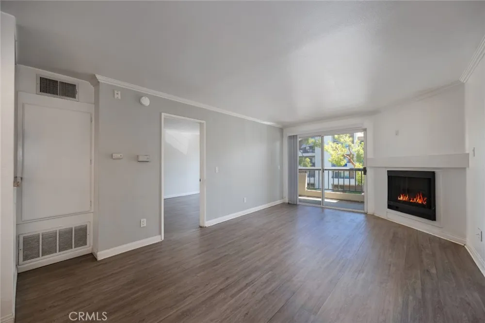 5500 Owensmouth #218 Woodland Hills, CA 91367