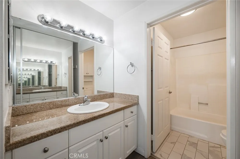 5500 Owensmouth #218 Woodland Hills, CA 91367