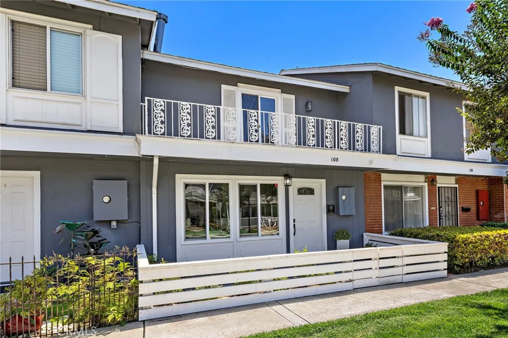 108 Danbury Costa Mesa, CA 92626