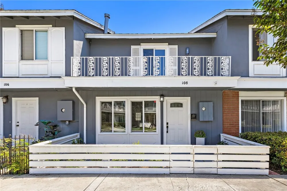108 Danbury Costa Mesa, CA 92626