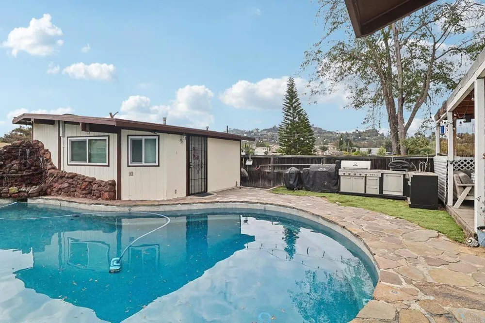 9535 Lakeview Drive La Mesa, CA 91942