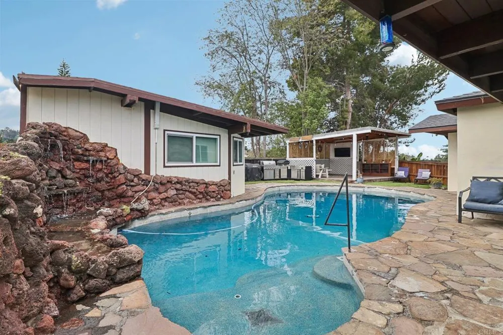 9535 Lakeview Drive La Mesa, CA 91942