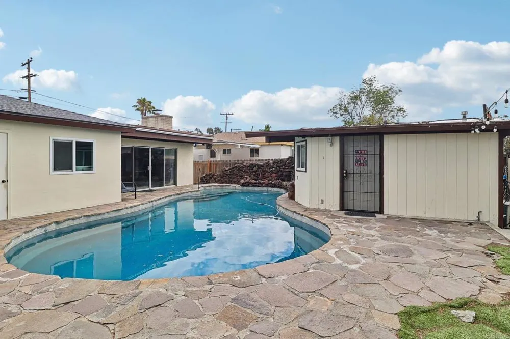 9535 Lakeview Drive La Mesa, CA 91942