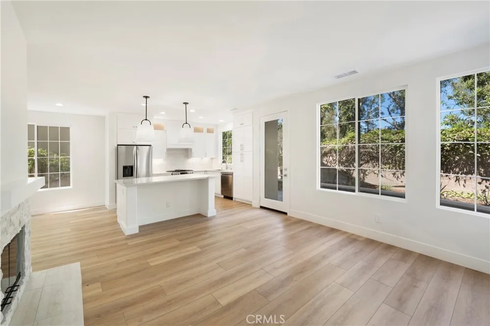 175 Kingswood Irvine, CA 92620