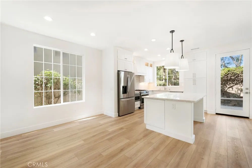 175 Kingswood Irvine, CA 92620