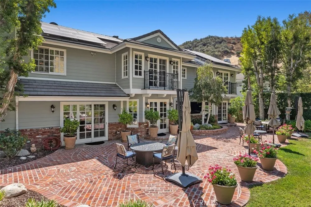 8201 Quiet Hills Court West Hills, CA 91304