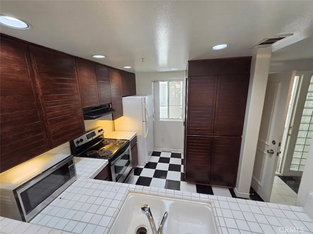 2253 Martin #212 Irvine, CA 92612