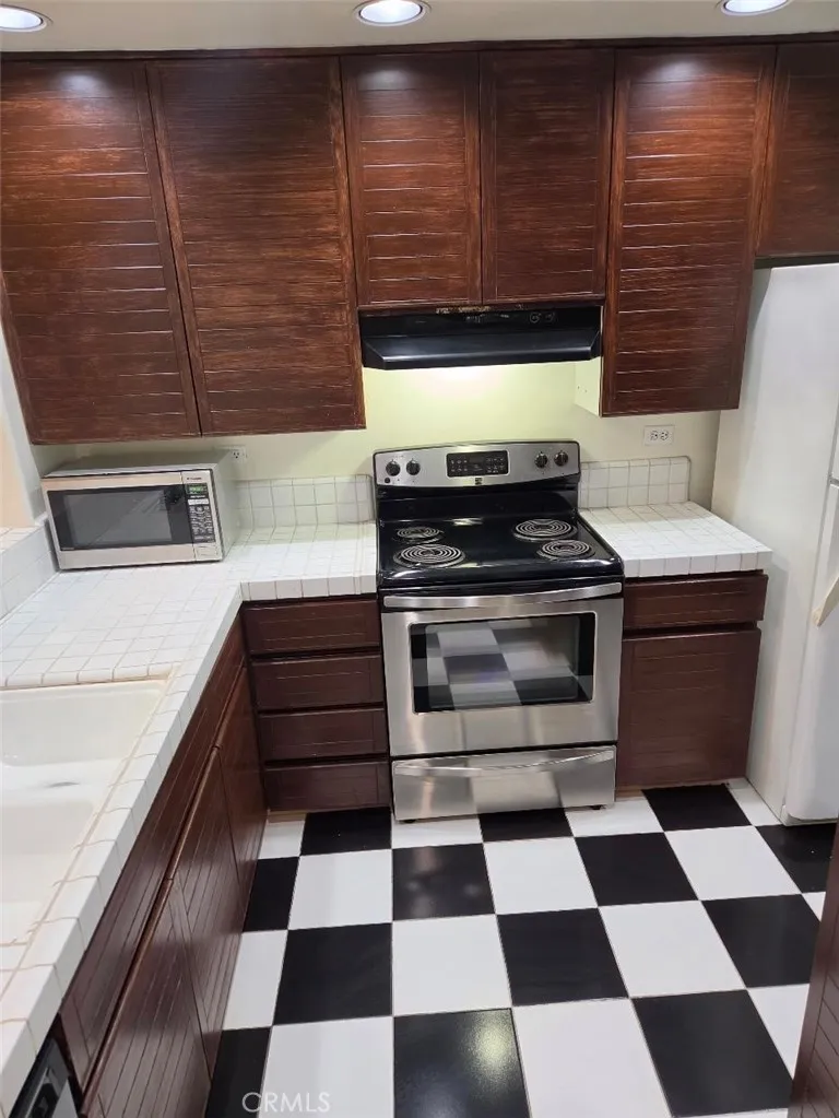 2253 Martin #212 Irvine, CA 92612