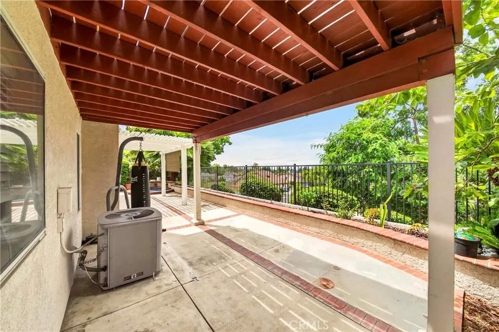 16027 Crestline La Mirada, CA 90638