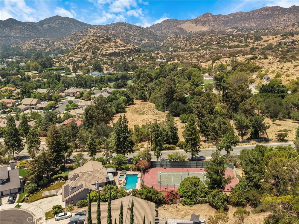 21335 Dove Chatsworth, CA 91311