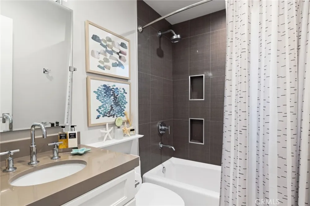 219 Diamond Avenue Newport Beach, CA 92662