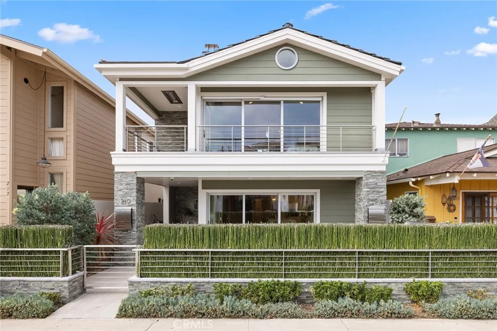 219 Diamond Avenue Newport Beach, CA 92662