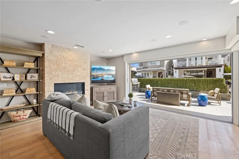 219 Diamond Avenue Newport Beach, CA 92662