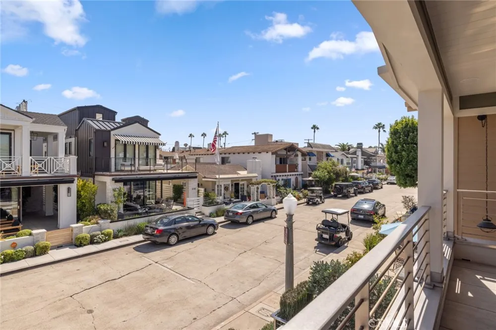 219 Diamond Avenue Newport Beach, CA 92662