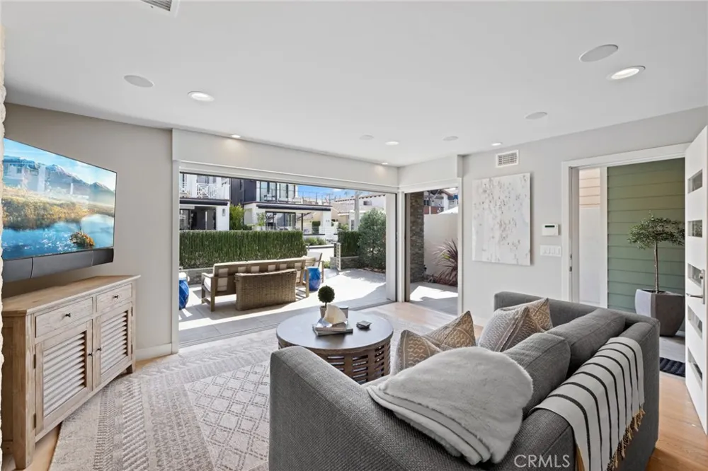 219 Diamond Avenue Newport Beach, CA 92662