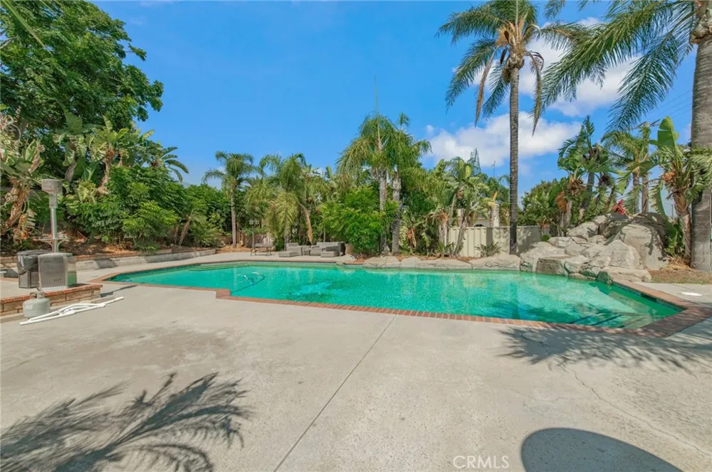6087 Vineyard Rancho Cucamonga, CA 91701
