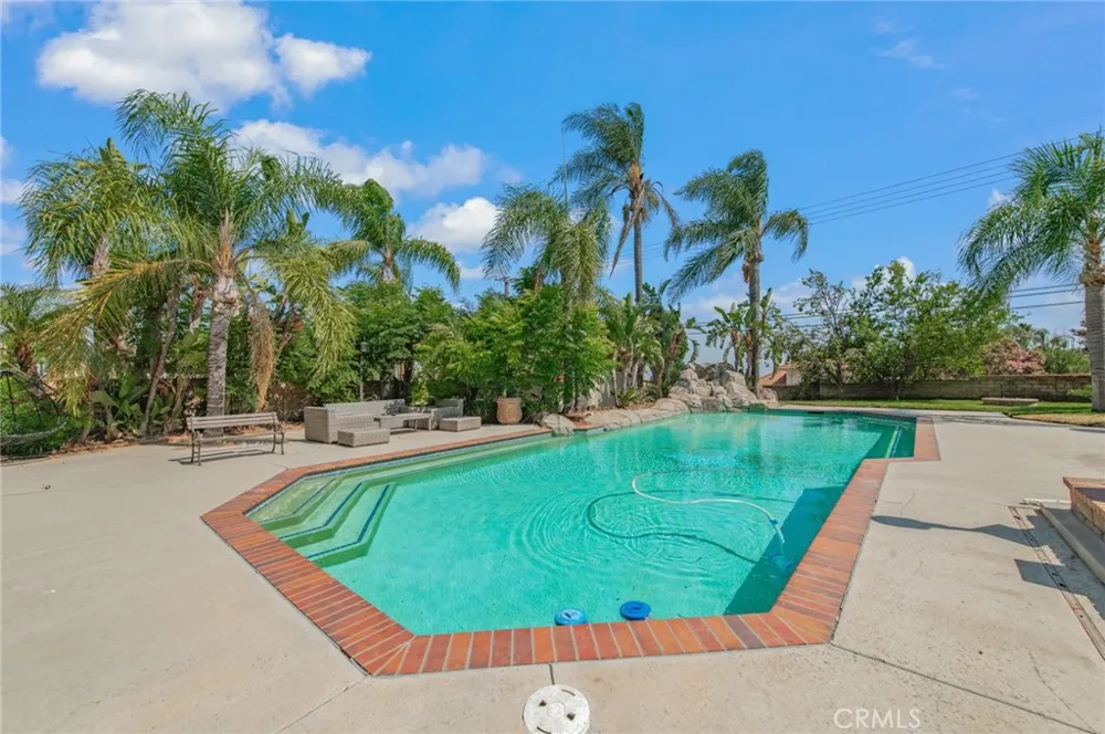 6087 Vineyard Rancho Cucamonga, CA 91701