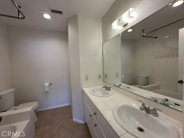 22865 Del Valle Woodland Hills, CA 91364