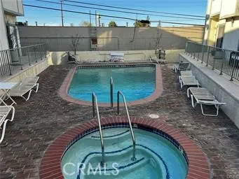 22865 Del Valle Woodland Hills, CA 91364