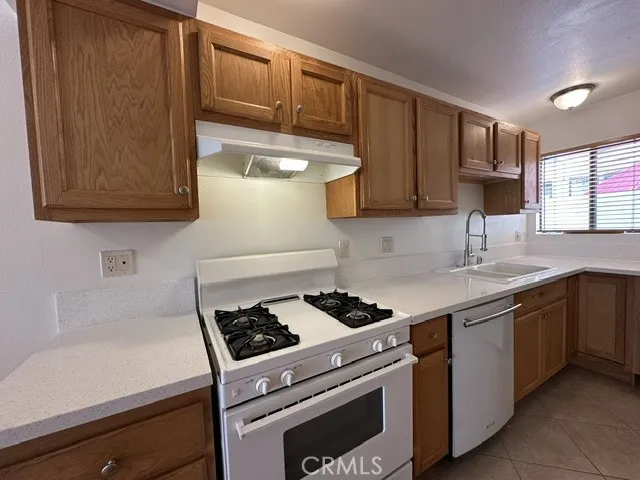 22865 Del Valle Woodland Hills, CA 91364