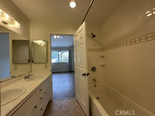 22865 Del Valle Woodland Hills, CA 91364