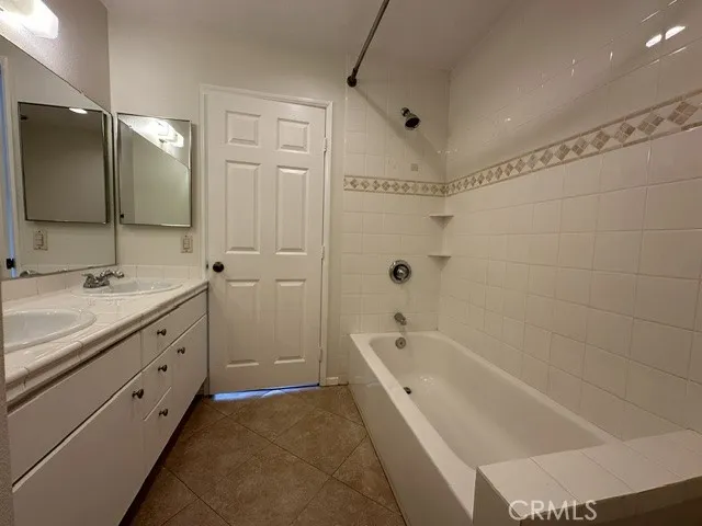 22865 Del Valle Woodland Hills, CA 91364