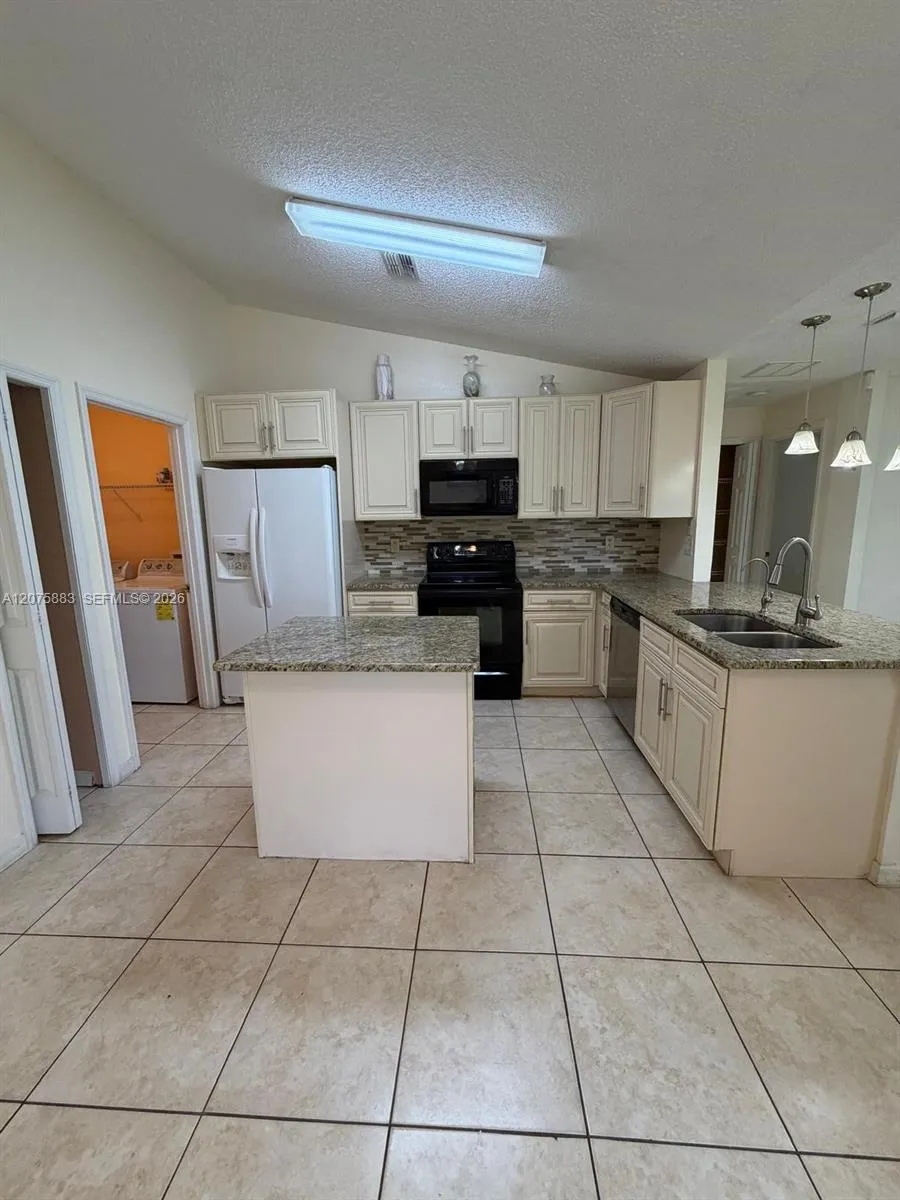 653 Bluebill Ct Poinciana, FL 34759