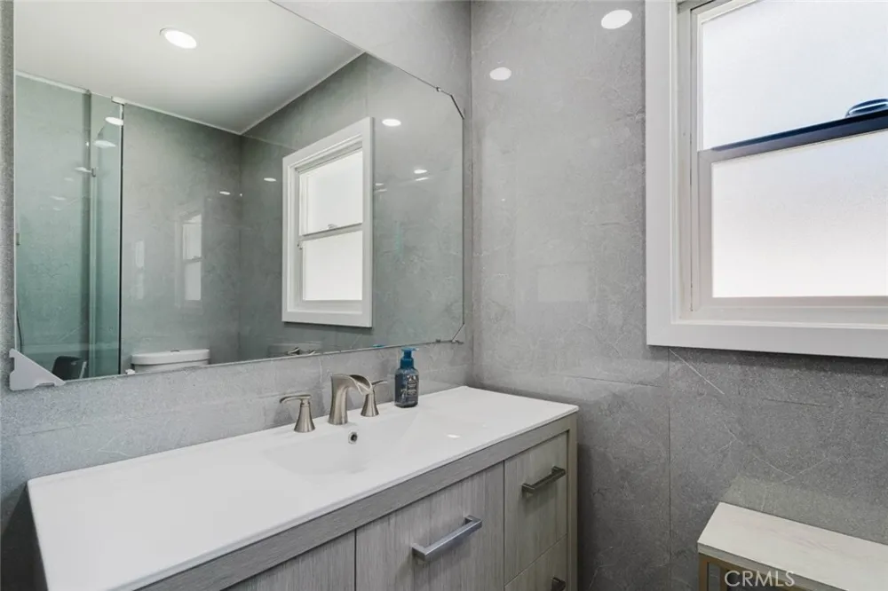 7725 Loma Verde Avenue Canoga Park, CA 91304