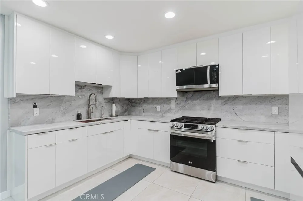 7725 Loma Verde Avenue Canoga Park, CA 91304