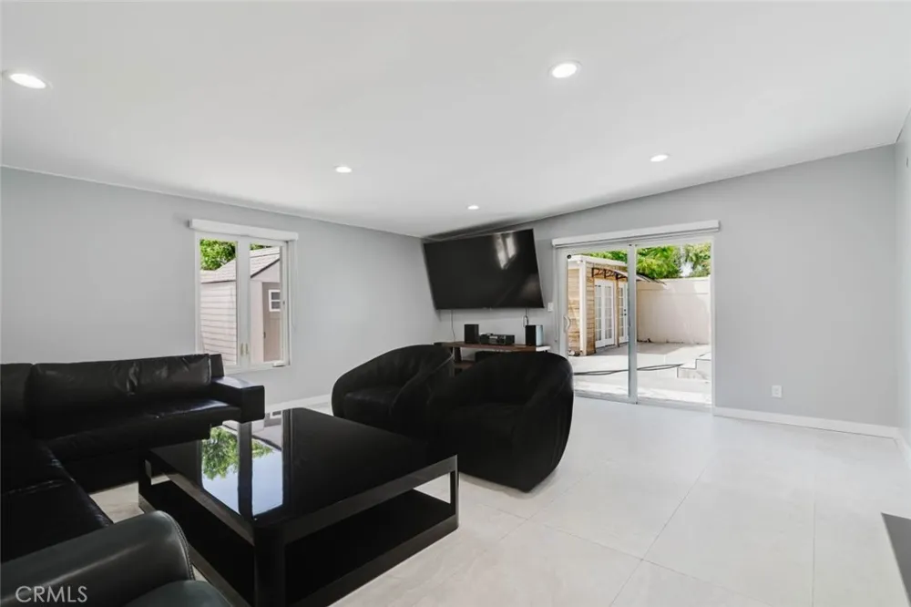 7725 Loma Verde Avenue Canoga Park, CA 91304