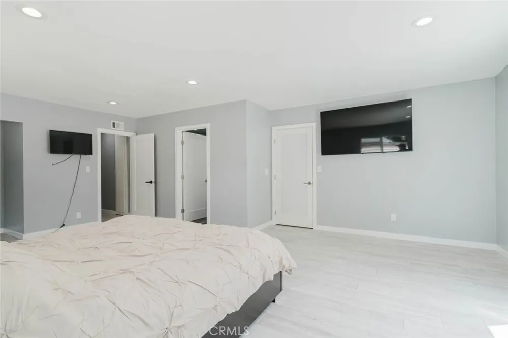 7725 Loma Verde Avenue Canoga Park, CA 91304