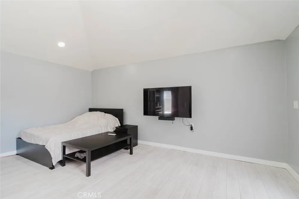 7725 Loma Verde Avenue Canoga Park, CA 91304