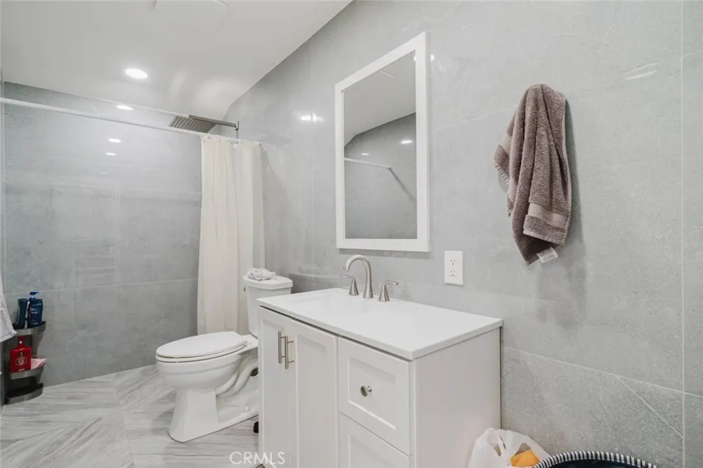 7725 Loma Verde Avenue Canoga Park, CA 91304