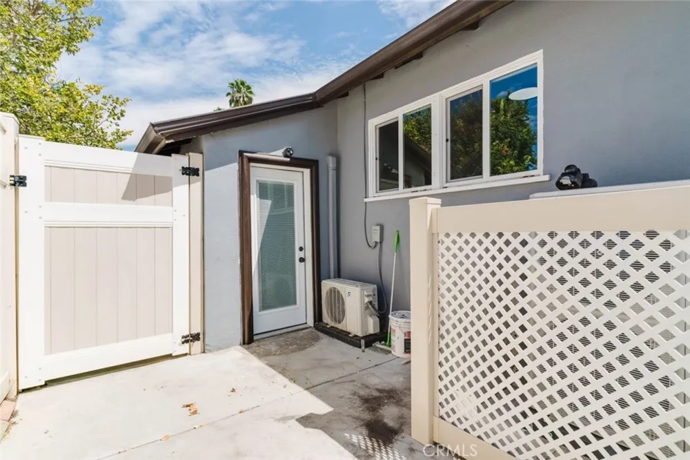 7725 Loma Verde Avenue Canoga Park, CA 91304
