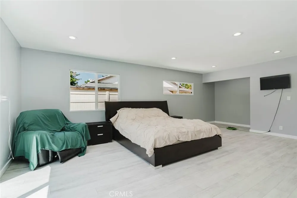 7725 Loma Verde Avenue Canoga Park, CA 91304