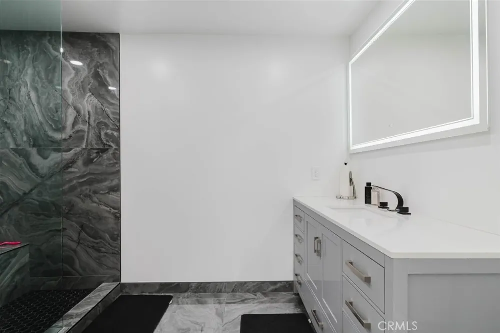 7725 Loma Verde Avenue Canoga Park, CA 91304